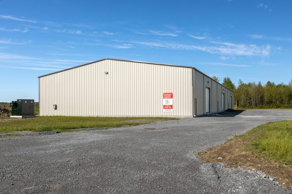 un edificio blanco con un cartel rojo