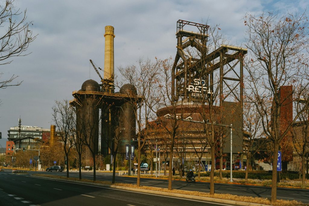 Un gran edificio de fábrica situado al costado de una carretera.